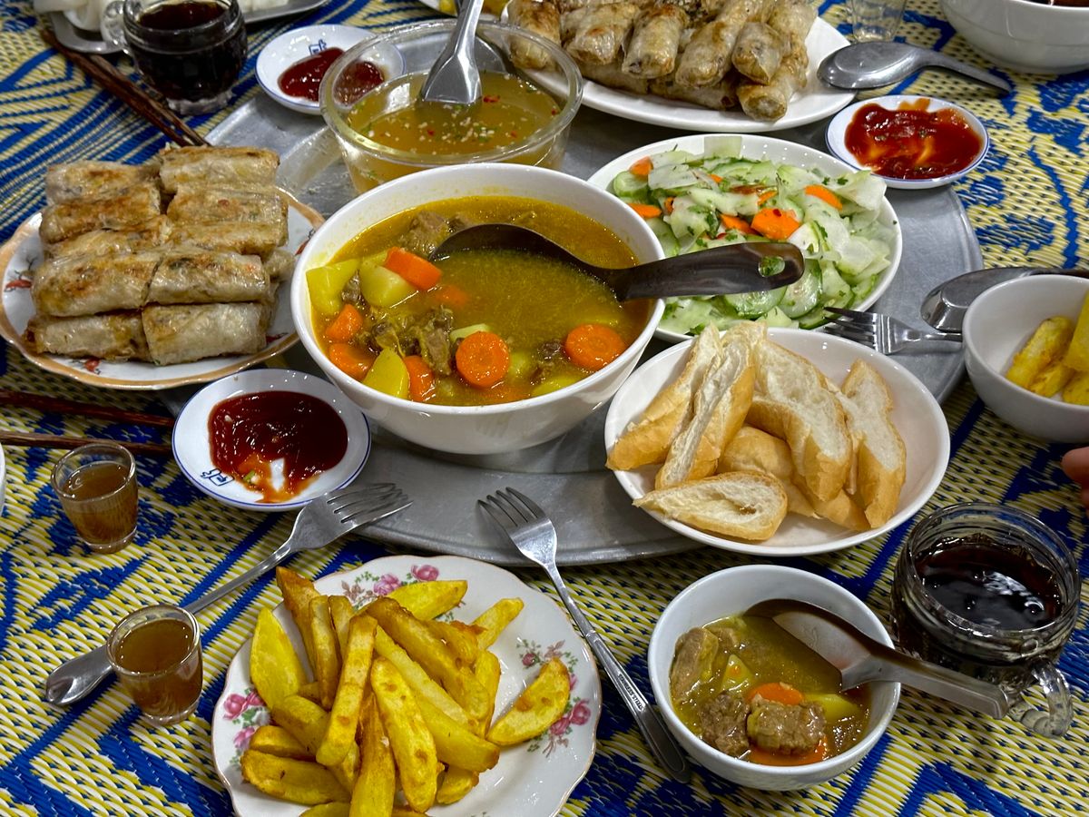 Communal Harmony: The Essence of a Traditional Vietnamese Family Dinner